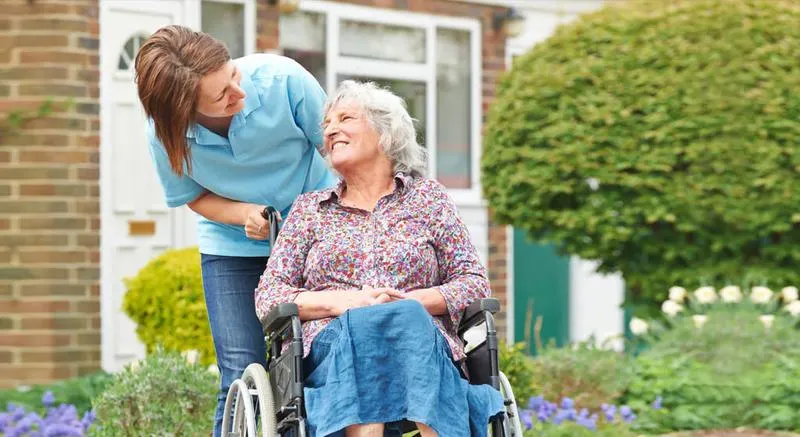 Ile naprawdę zarabia opiekunka osób starszych w Polsce?