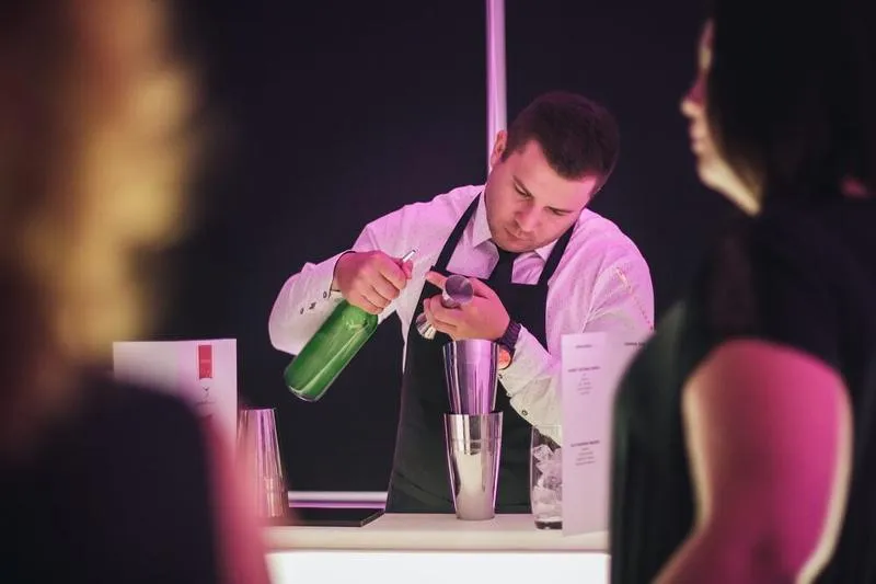 Ile zarabia barman w klubie podczas jednej nocy? Sprawdź, co możesz zyskać!